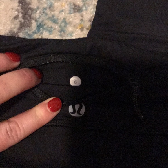 Lululemon size 6 black running legging! - Picture 4 of 4